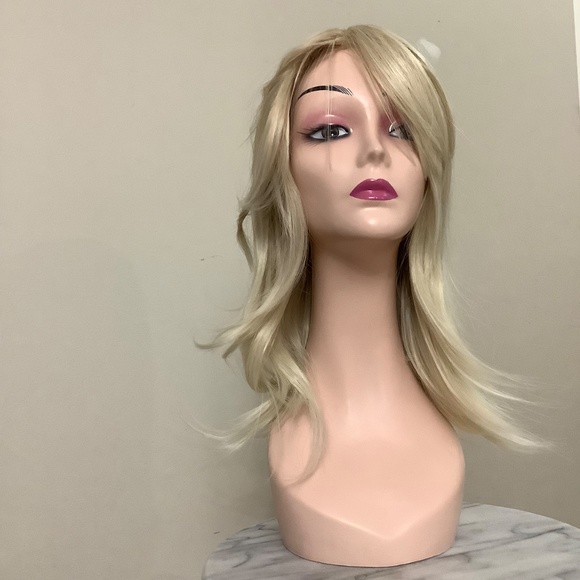 NEW Beautiful Blonde Wig - Picture 4 of 12
